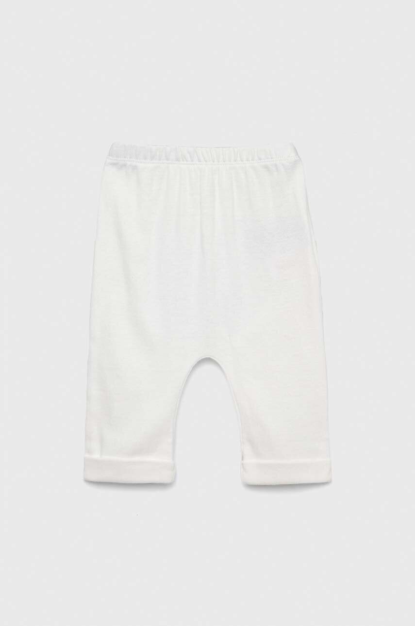 GAP pantaloni din bumbac pentru bebeluși culoarea alb, cu imprimeu