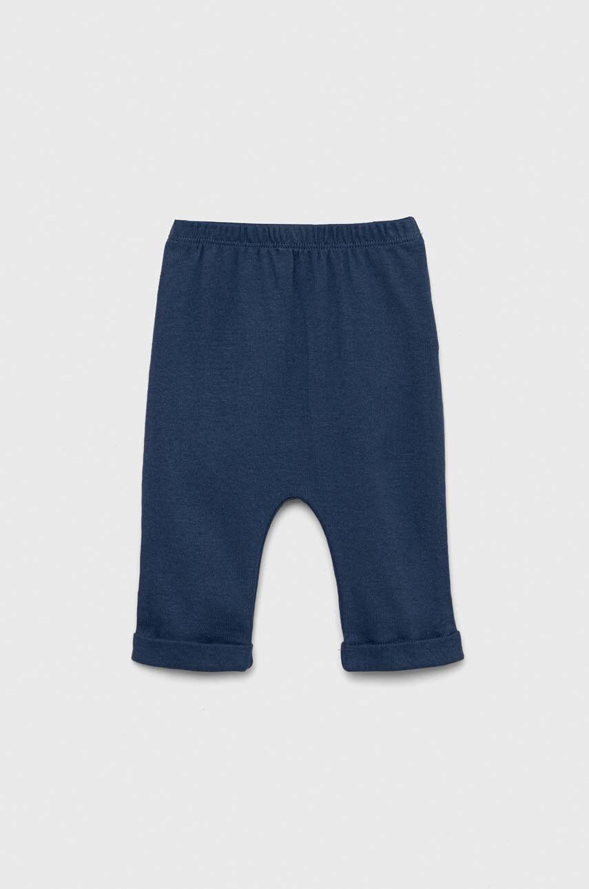 GAP pantaloni din bumbac pentru bebeluși culoarea albastru marin, cu imprimeu