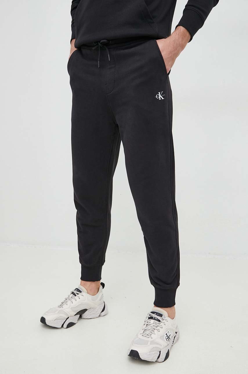

Памучен спортен панталон Calvin Klein Jeans в черно с изчистен дизайн, Черен