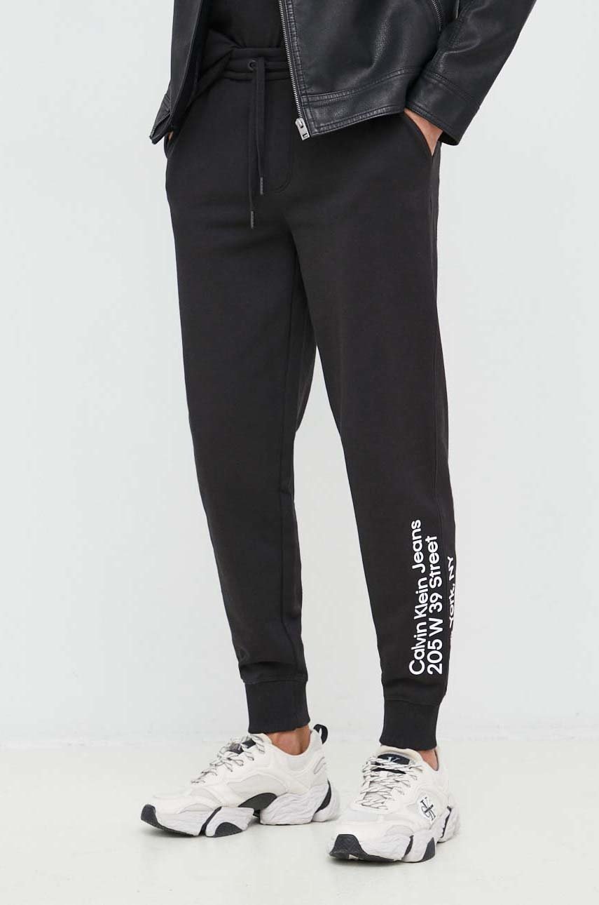 

Спортен панталон Calvin Klein Jeans в черно с принт, Черен