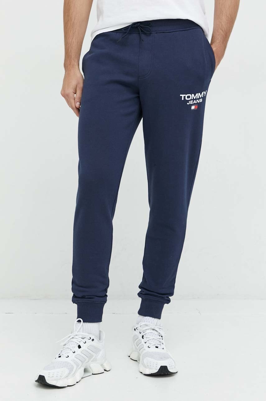 Tommy Jeans pantaloni de trening din bumbac barbati, culoarea albastru marin, cu imprimeu