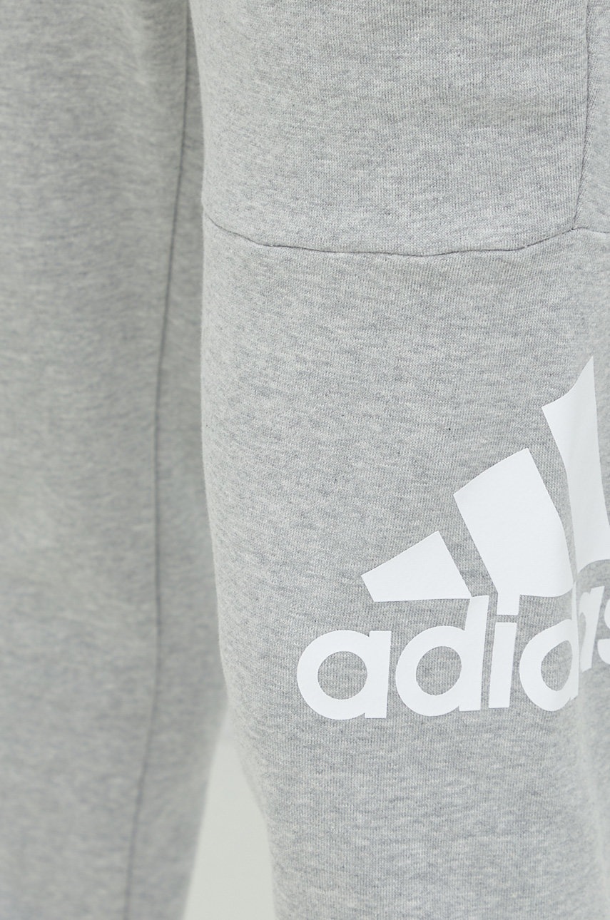 Бавовняні спортивні штани adidas чоловічі колір сірий з принтом 
