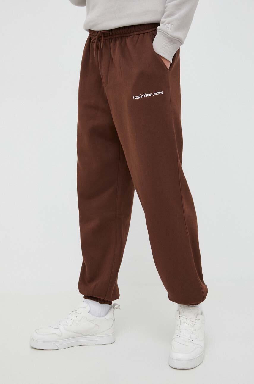 

Спортен панталон Calvin Klein Jeans в кафяво с апликация, Кафяв