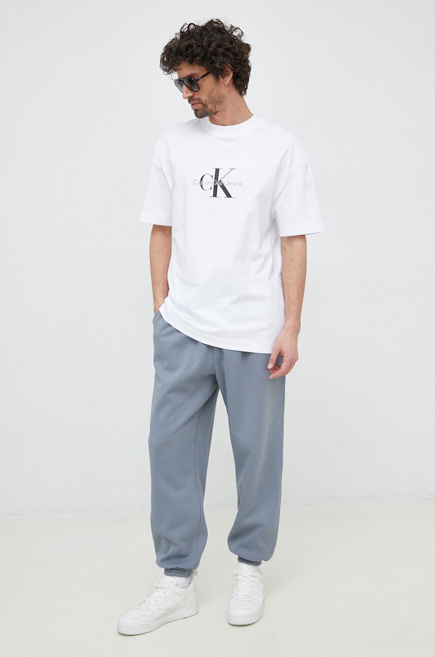 Levně Tepláky Calvin Klein Jeans šedá barva, s aplikací