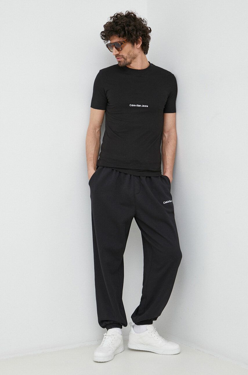 Levně Tepláky Calvin Klein Jeans černá barva, s aplikací
