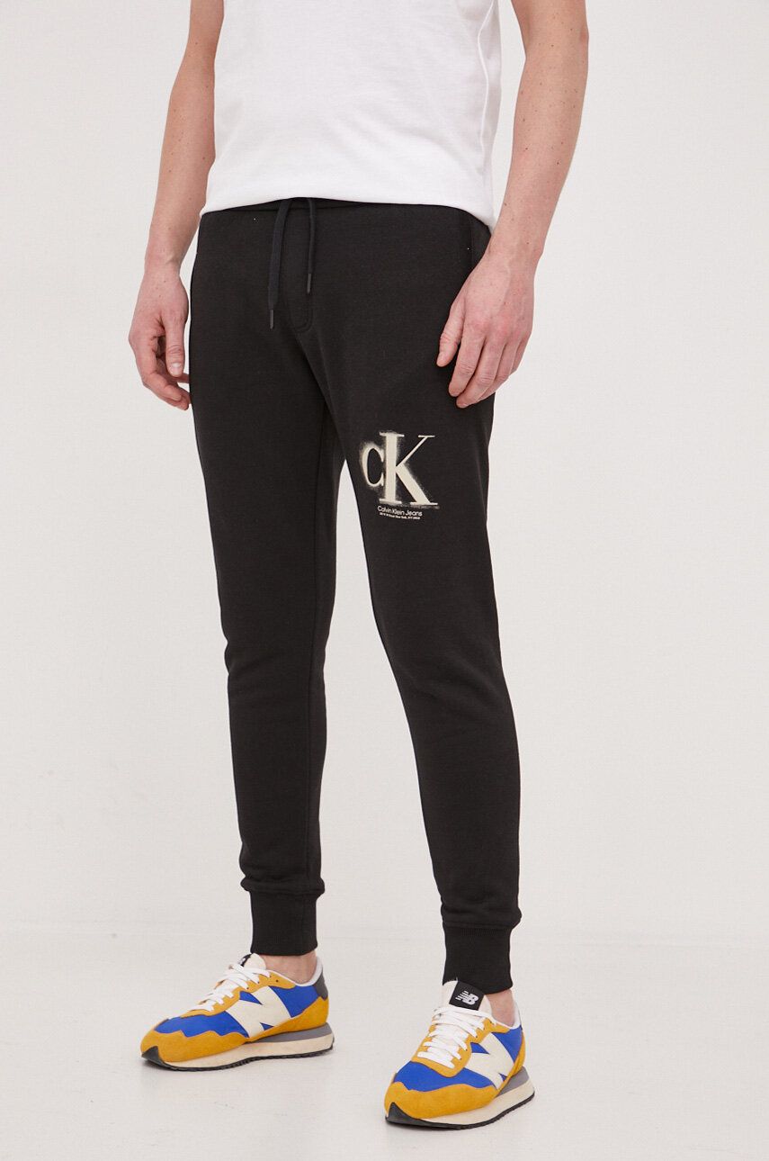 Levně Tepláky Calvin Klein Jeans černá barva, vzorované