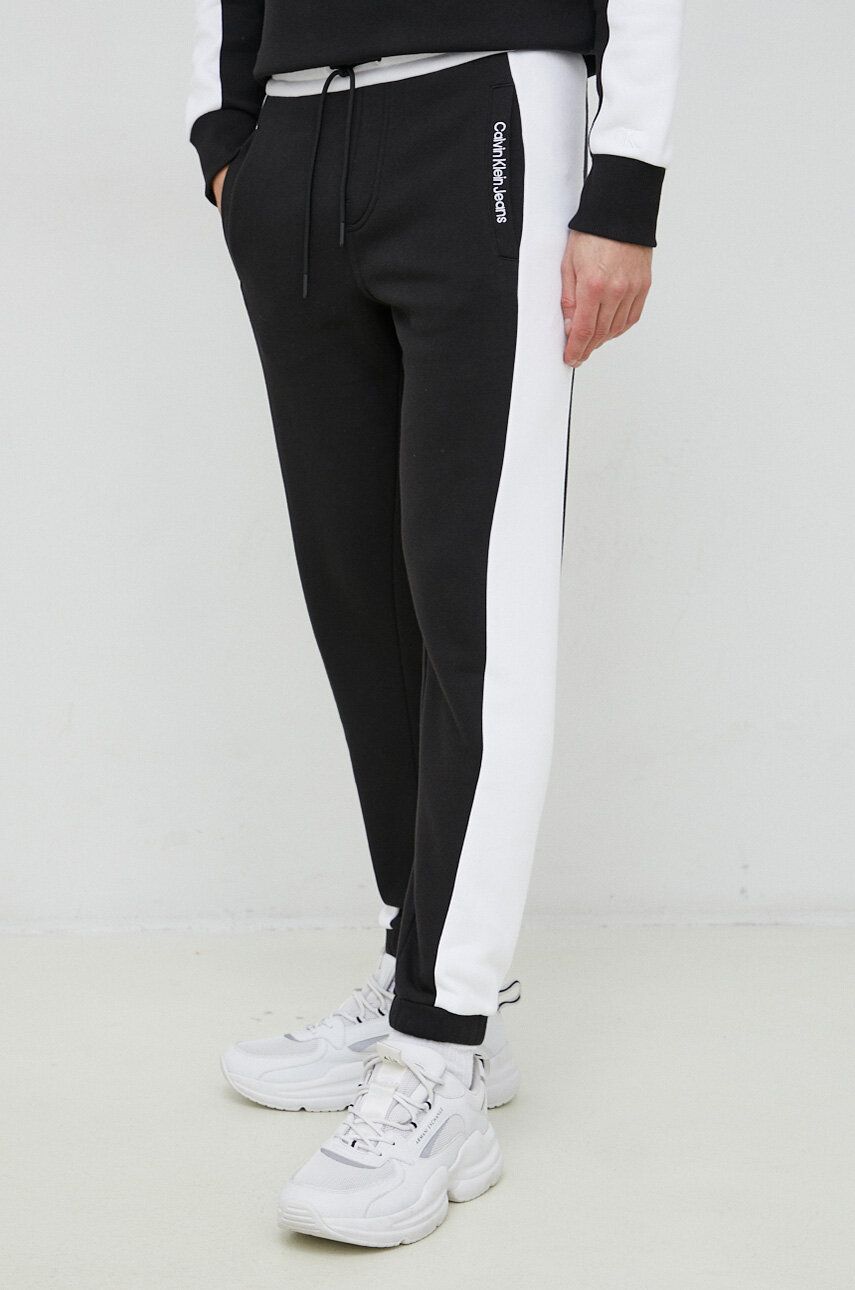 Levně Tepláky Calvin Klein Jeans černá barva, vzorované