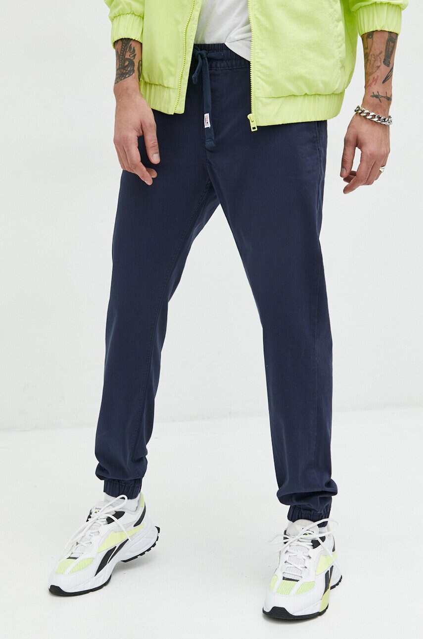Tommy jeans pantaloni barbati, culoarea albastru marin, mulata