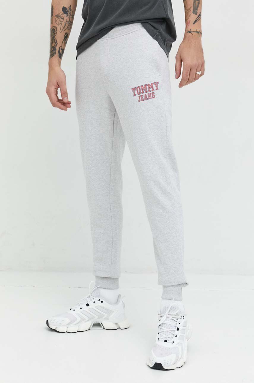 Bavlněné tepláky Tommy Jeans šedá barva, s potiskem - šedá -  Hlavní materiál: 100 % Bavlna