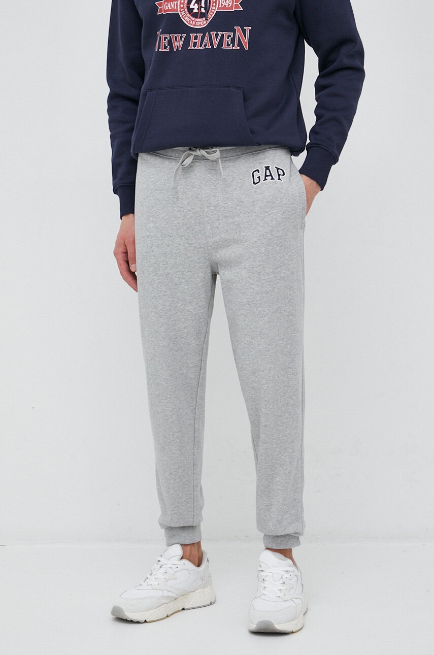 

Спортен панталон GAP в сиво с принт, Сив