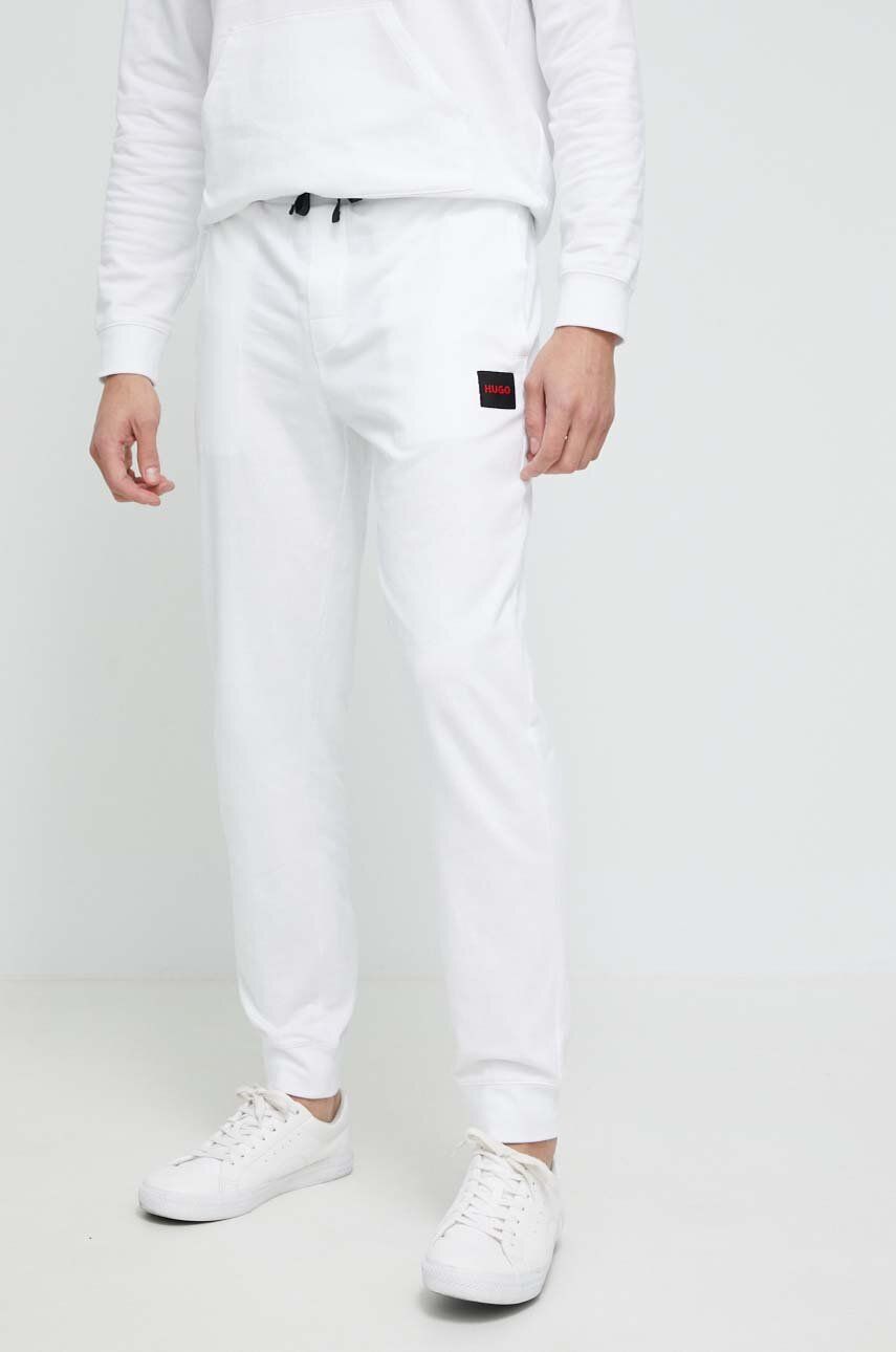 Bavlněné kalhoty HUGO bílá barva, s potiskem - bílá -  100 % Bavlna