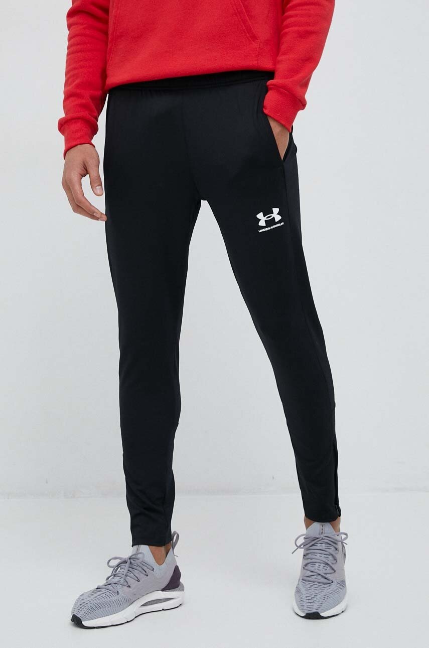 

Панталон за трениране Under Armour Challenger в черно с изчистен дизайн, Черен