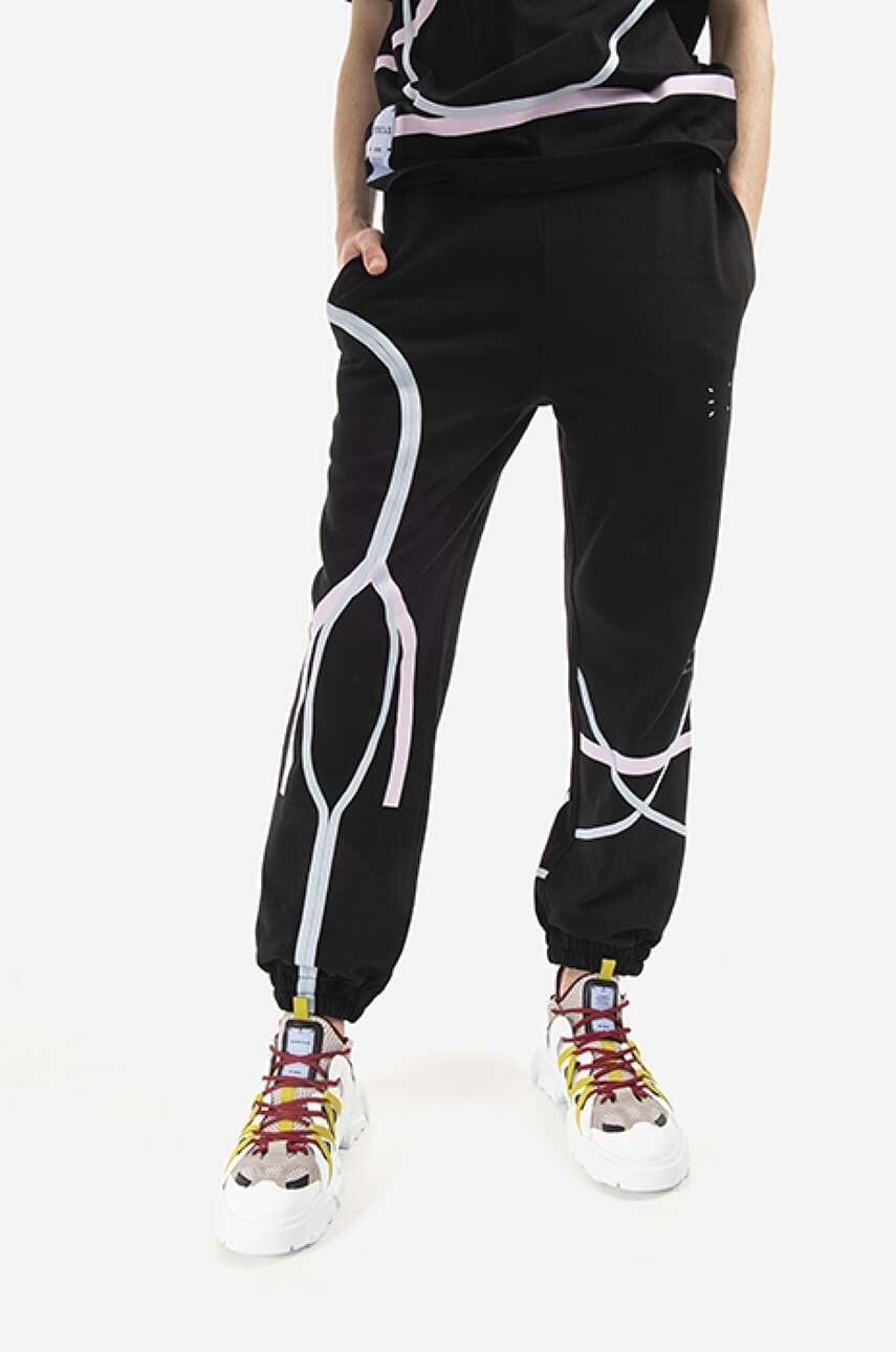 MCQ pantaloni de trening din bumbac Taped culoarea negru, cu model 647262RST771000-BLACK MCQ pantaloni de trening din bumbac Taped culoarea negru, cu model 647262RST771000-BLACK