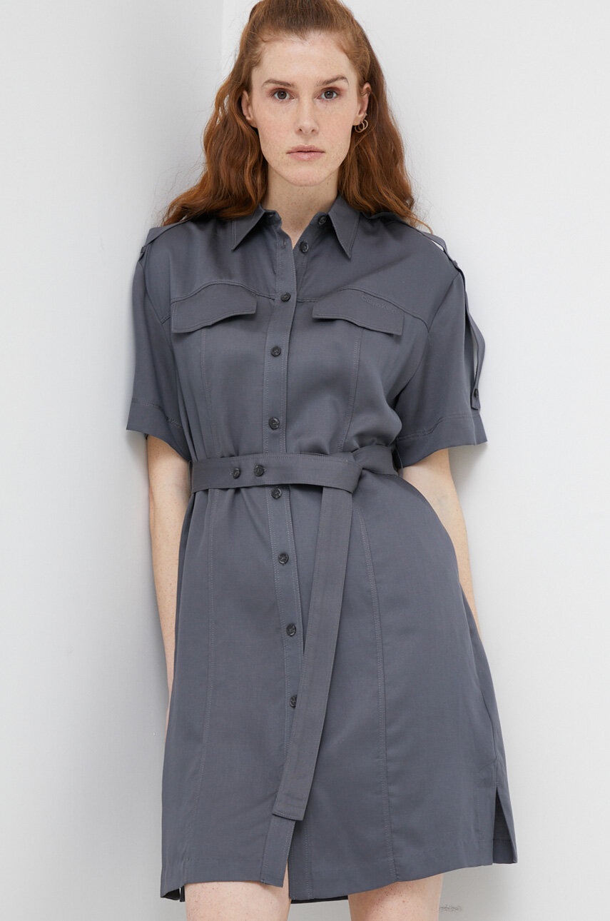 

Рокля с лен Calvin Klein в сиво къс модел с уголемена кройка, Сив