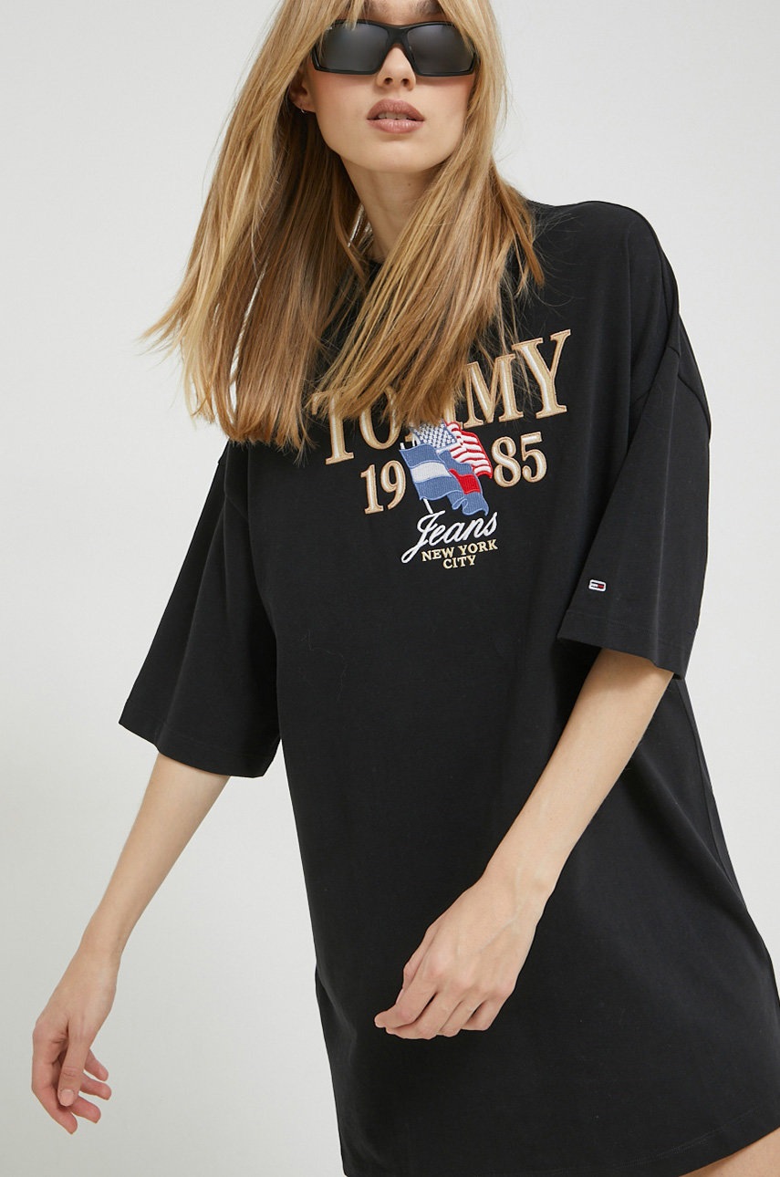 

Памучна рокля Tommy Jeans в черно къс модел с уголемена кройка, Черен