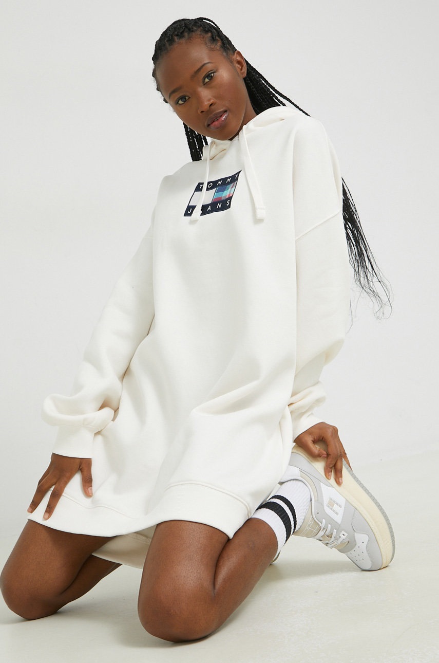 

Рокля Tommy Jeans в бежово среднодълъг модел с уголемена кройка, Бежов