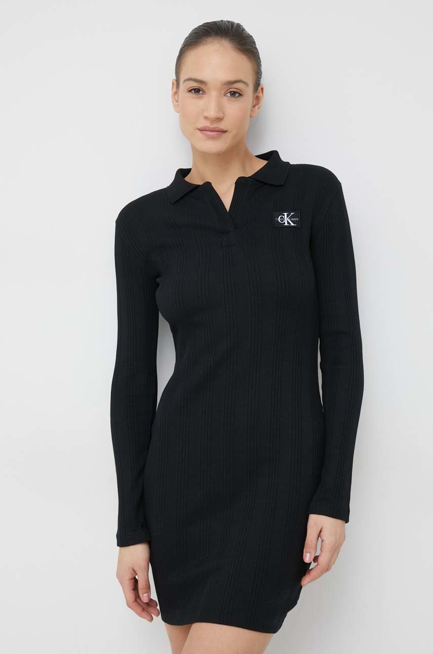 

Рокля Calvin Klein Jeans в черно къс модел с кройка по тялото, Черен