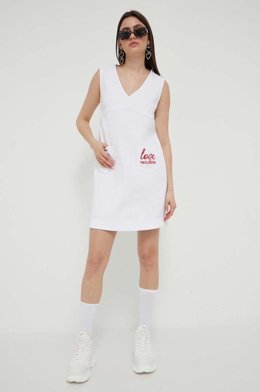 Levně Džínové šaty Love Moschino bílá barva, mini