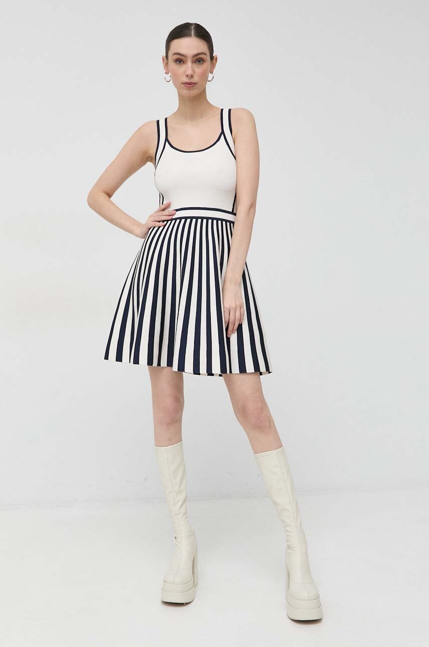

Платье Guess цвет синий mini расклешённая
