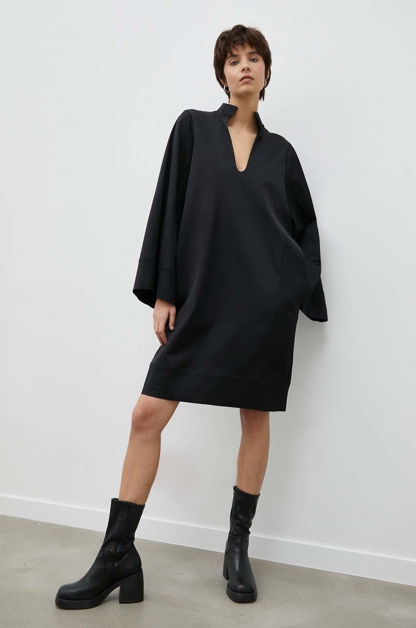 Levně Vlněné šaty By Malene Birger černá barva, mini, oversize