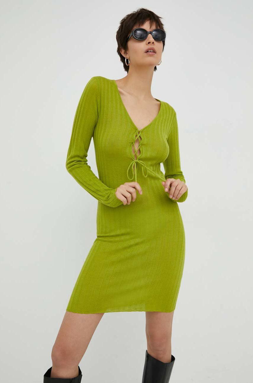 Vlněné šaty Résumé zelená barva, mini - zelená -  50 % Akryl