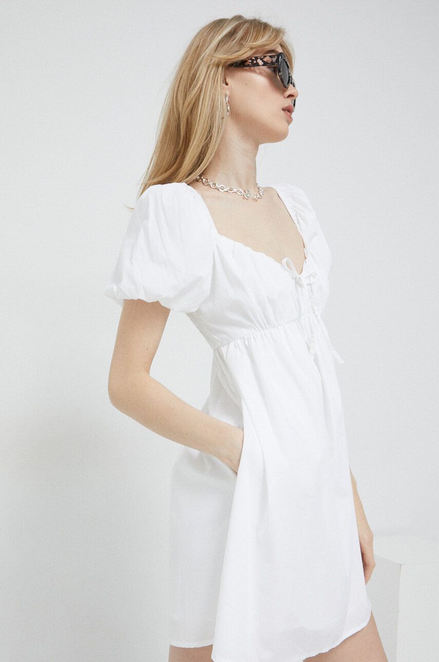 Hollister Co. rochie culoarea alb, mini, evazati alb