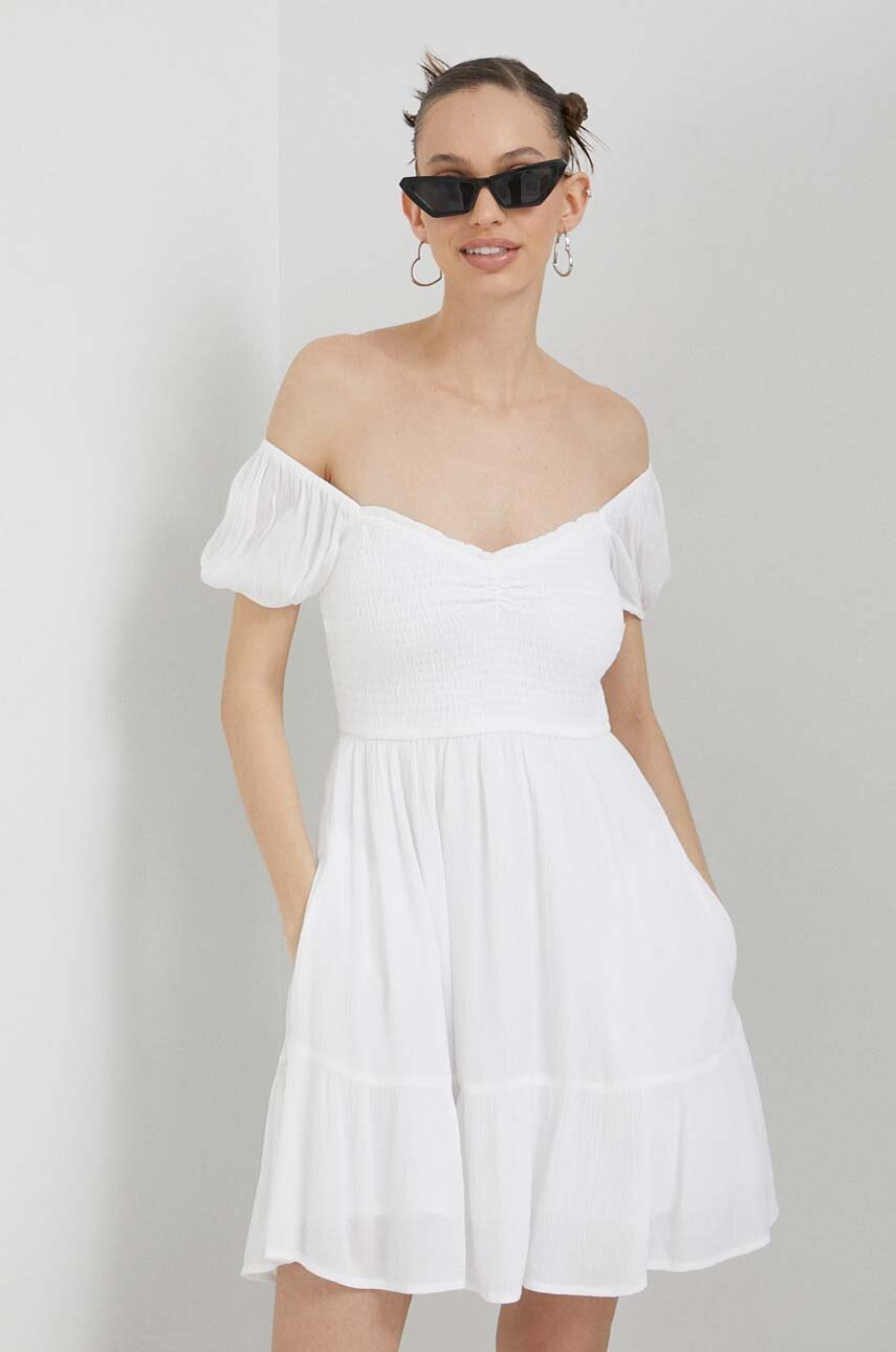 

Рокля Hollister Co. в бяло къс модел разкроен модел, Бял