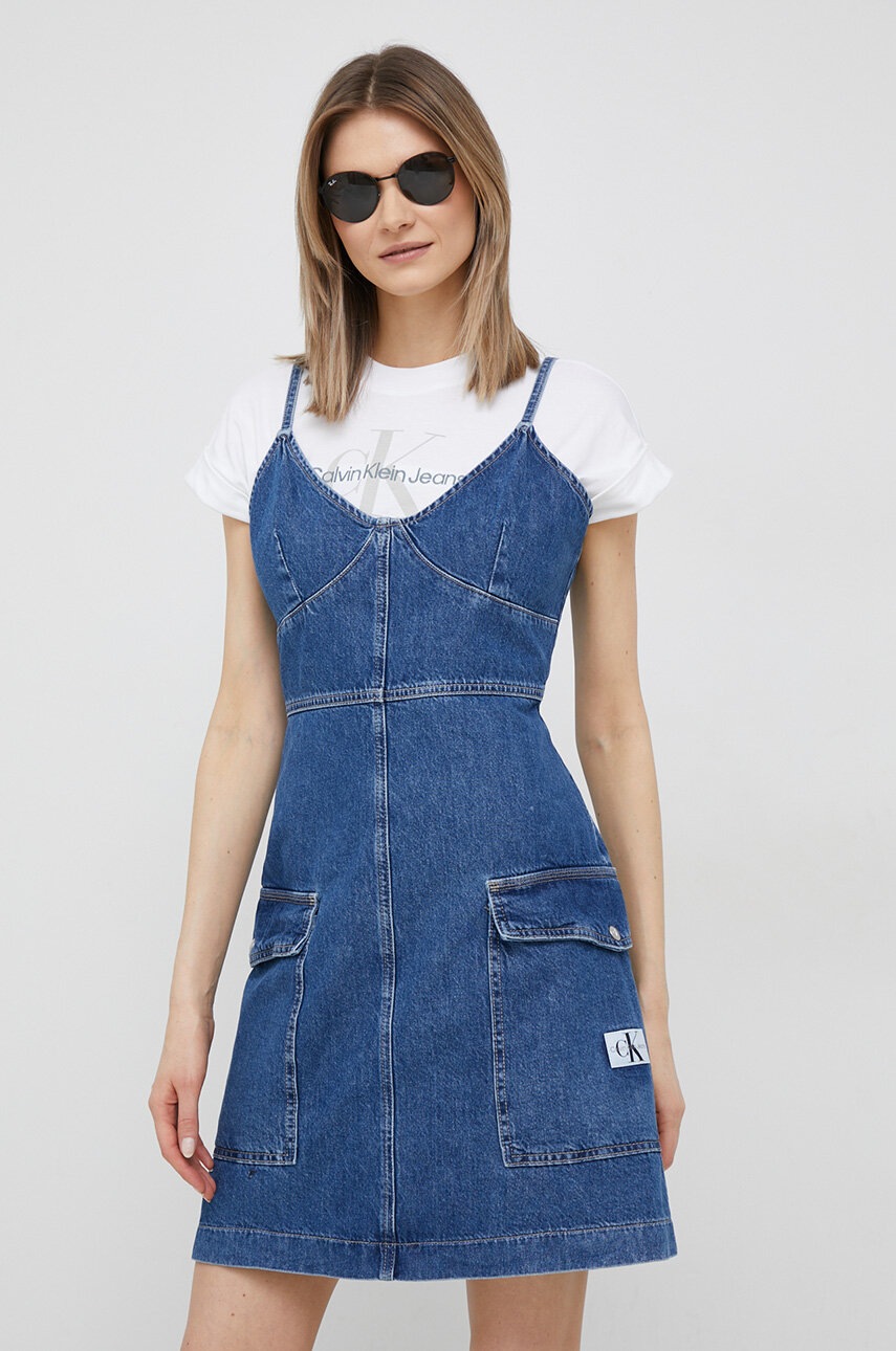 

Дънкова рокля Calvin Klein Jeans в синьо къс модел със стандартна кройка, Син