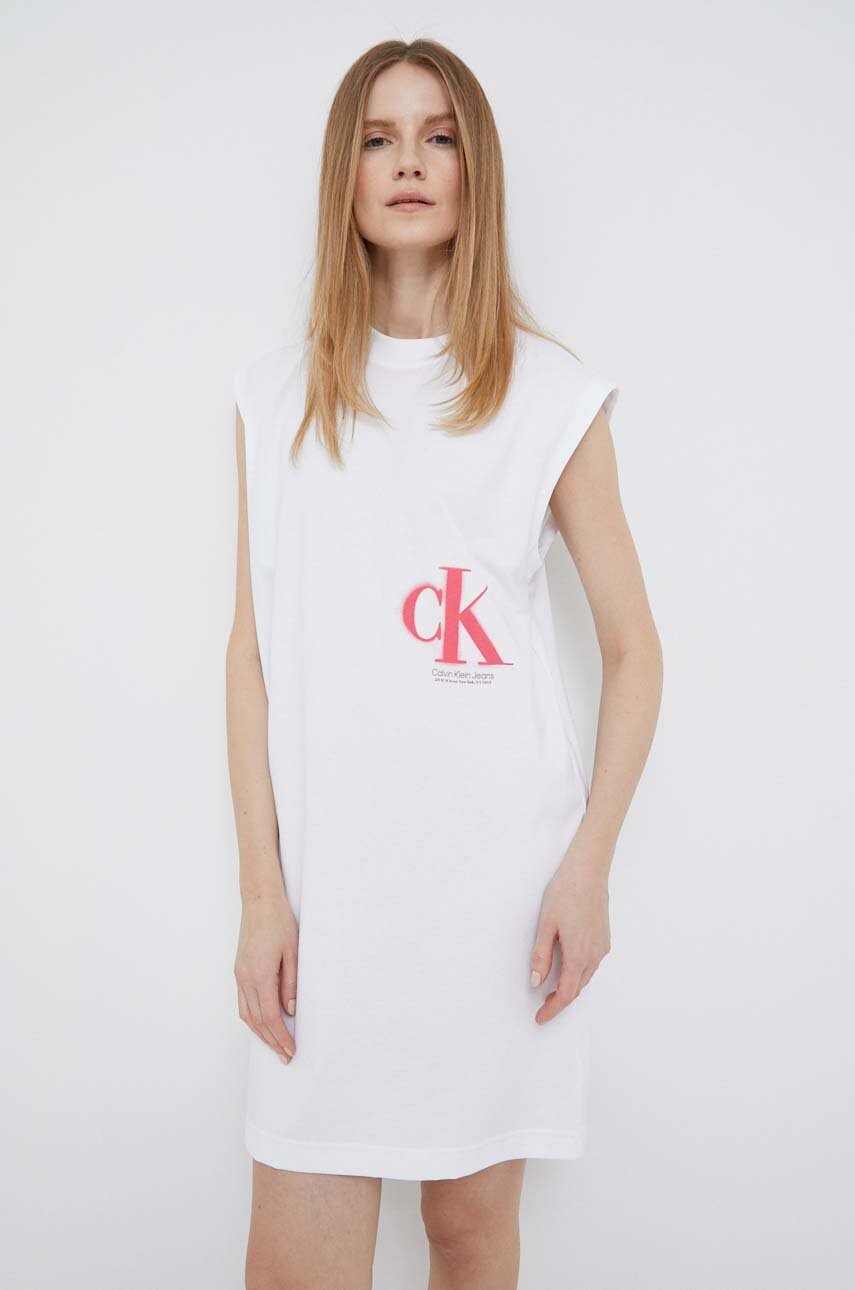 

Памучна рокля Calvin Klein Jeans в бяло къс модел с уголемена кройка, Бял