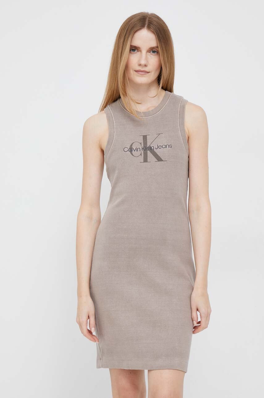 

Рокля Calvin Klein Jeans в кафяво къс модел с кройка по тялото, Кафяв