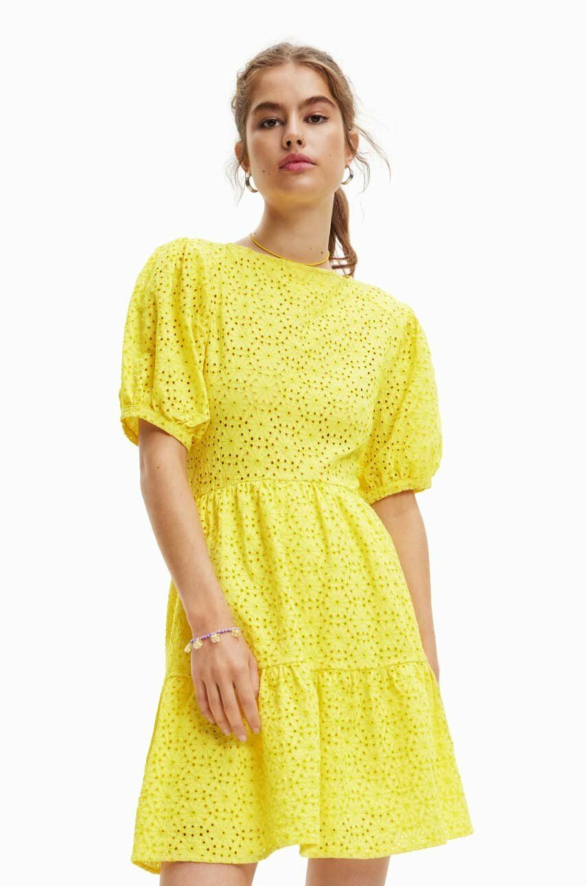 Levně Bavlněné šaty Desigual žlutá barva, mini
