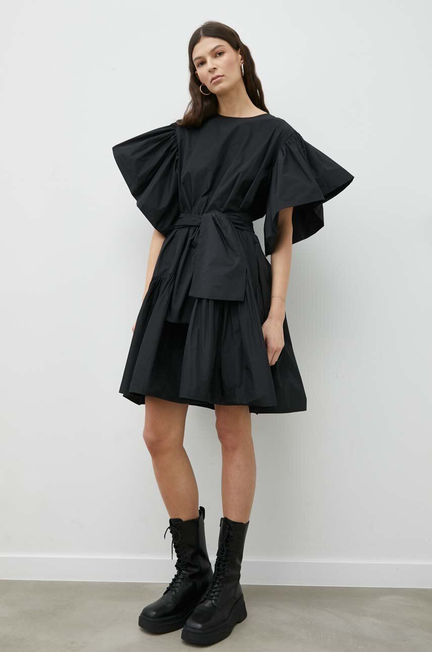 Šaty MMC STUDIO černá barva, mini - černá -  100 % Polyester