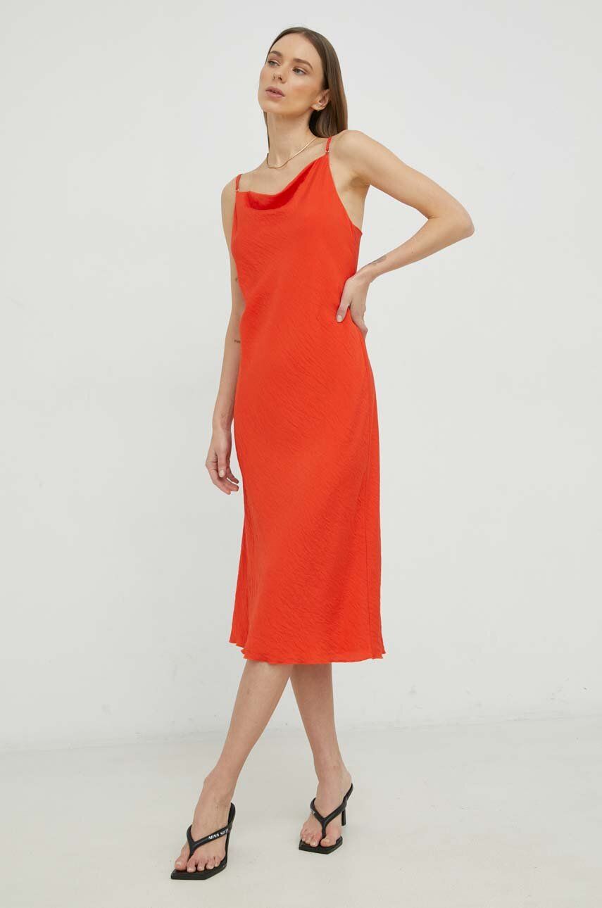 Šaty Samsoe Samsoe oranžová barva, midi - oranžová -  Hlavní materiál: 88 % LENZINGOVÁ ECOVERO 