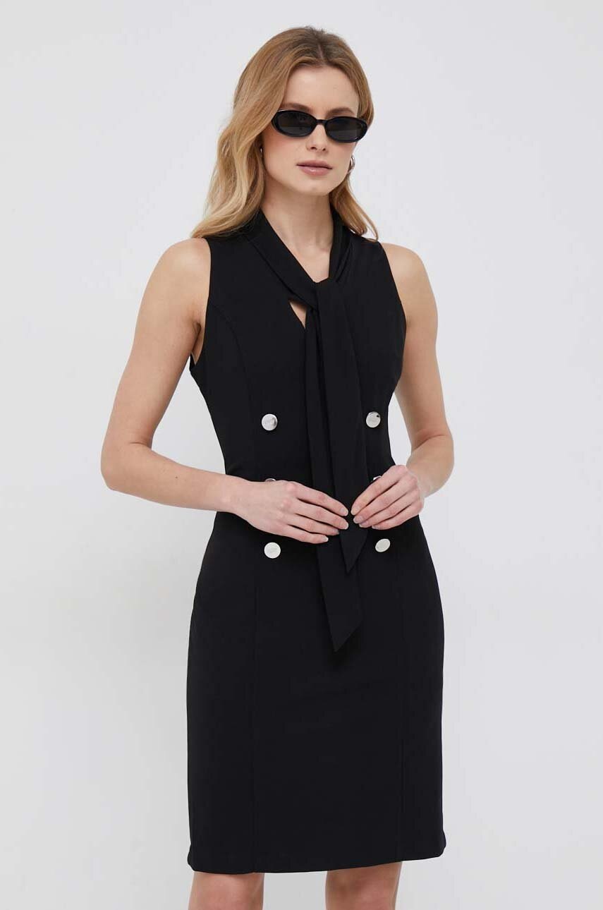 

Рокля Dkny в черно къс модел със стандартна кройка, Черен