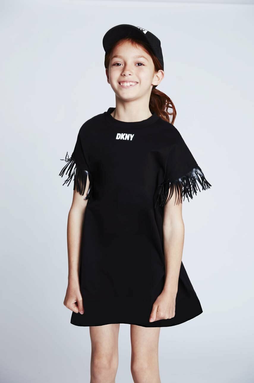 

Детска памучна рокля Dkny в черно къс модел със стандартна кройка, Черен