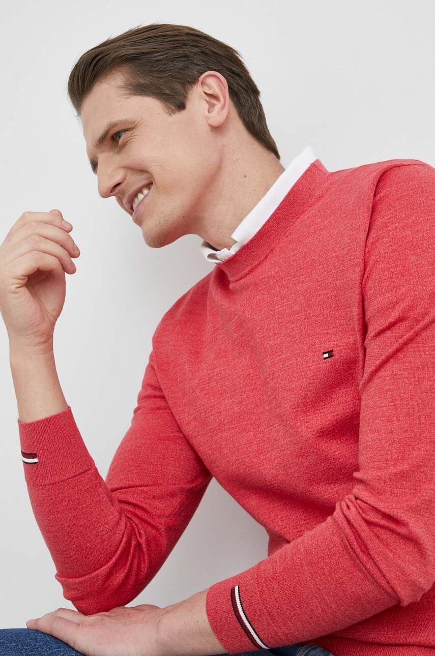 

Пуловер Tommy Hilfiger мъжки в червено от лека материя с ниско поло, Червен