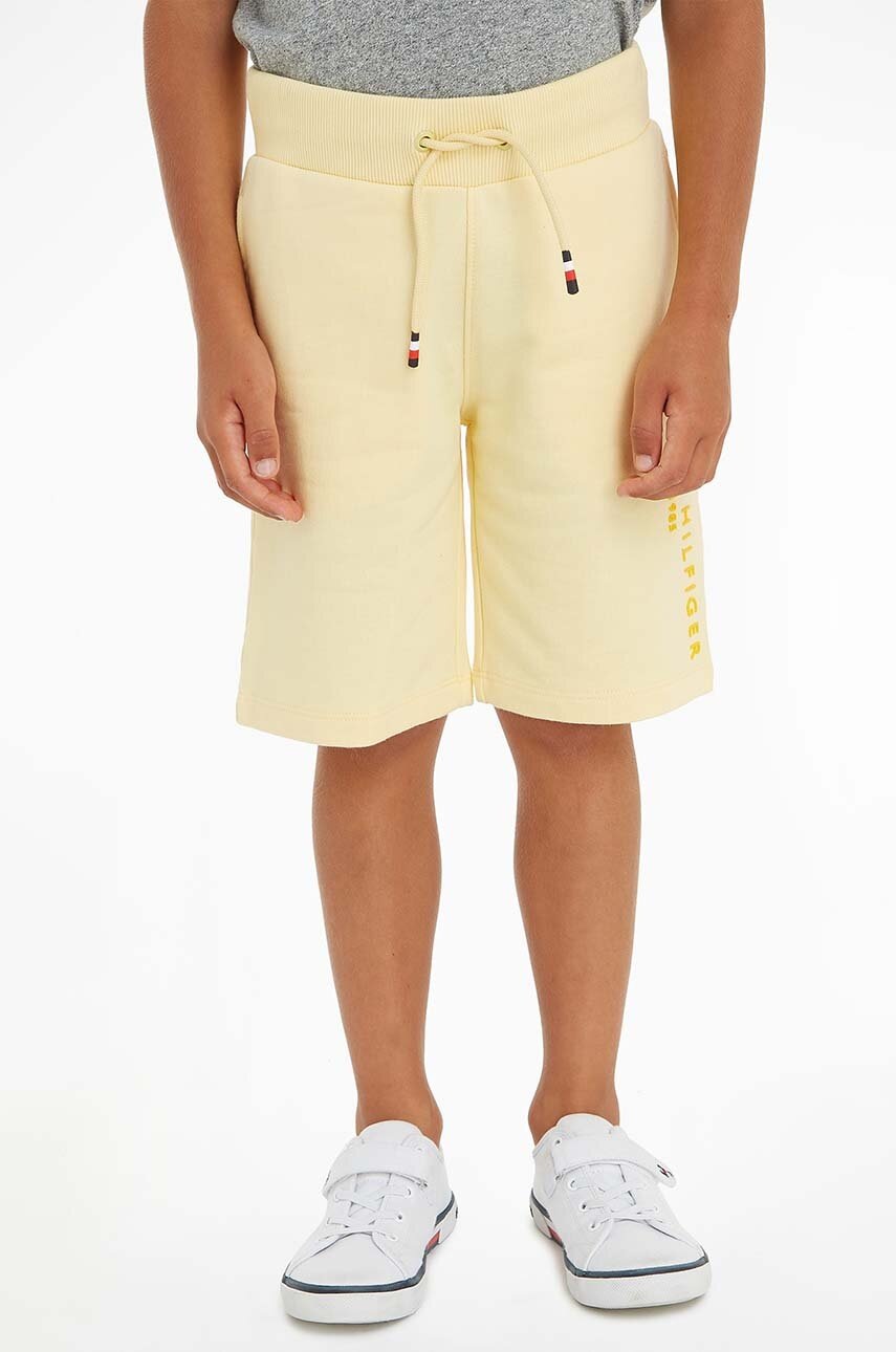 

Детски памучен къс панталон Tommy Hilfiger в жълто с регулируема талия, Жълт