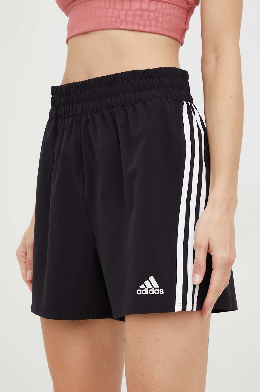 

Къс панталон за трениране adidas Performance в черно с принт с висока талия, Черен