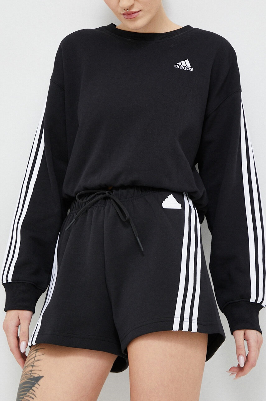 

Къс панталон adidas в черно с апликация със стандартна талия, Черен