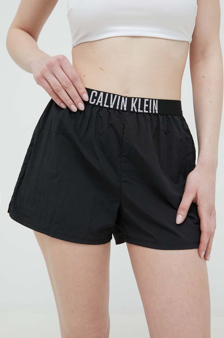 

Къс панталон Calvin Klein в черно с изчистен дизайн със стандартна талия, Черен