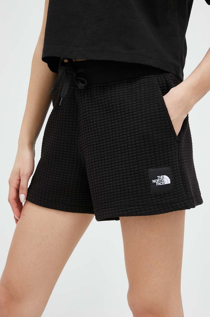 

Шорти The North Face жіночі колір чорний однотонні середня посадка