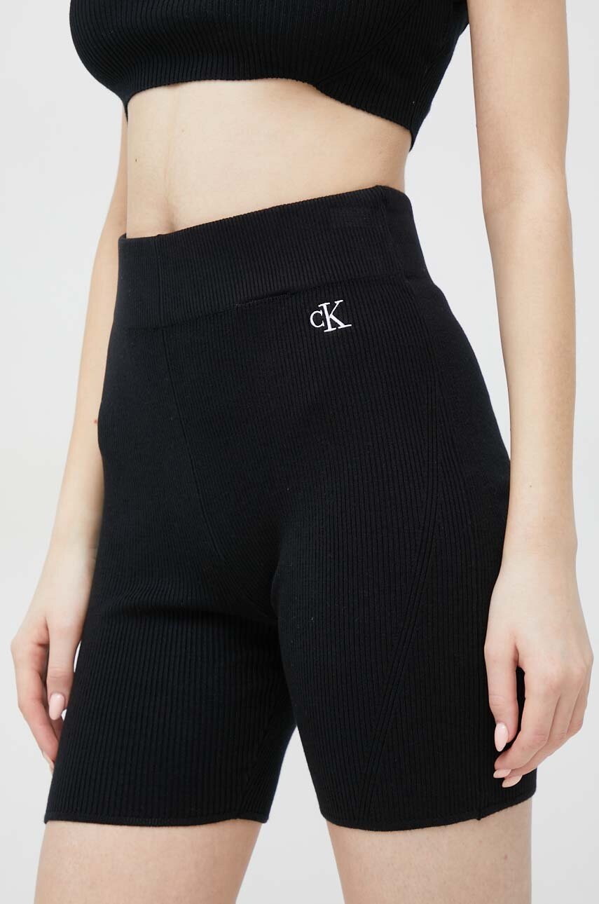 

Къс панталон Calvin Klein Jeans в черно с апликация с висока талия, Черен