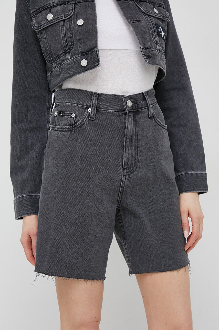 

Дънкови къси панталони Calvin Klein Jeans в сиво с изчистен дизайн с висока талия, Сив