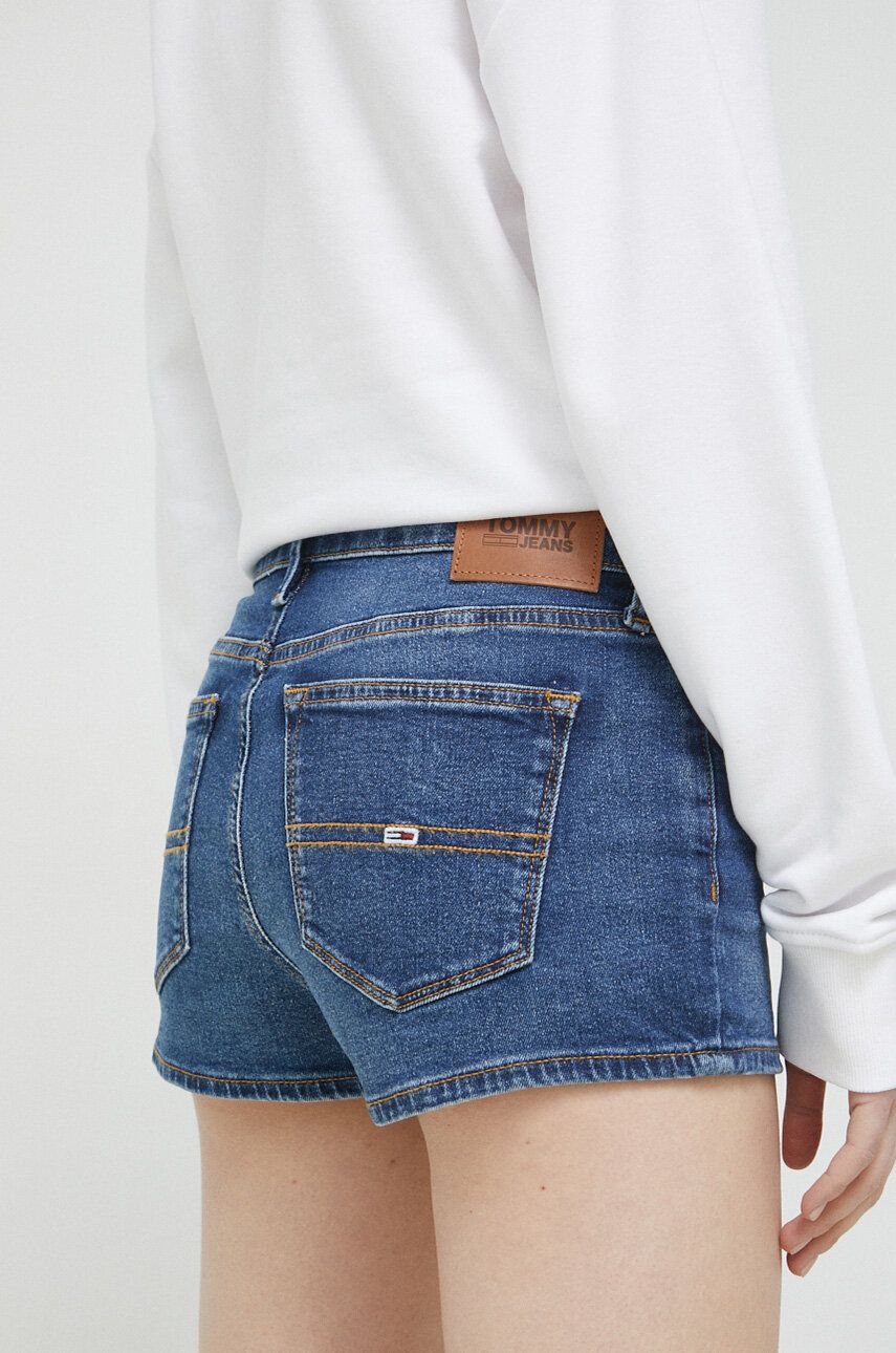 Levně Džínové šortky Tommy Jeans dámské, tmavomodrá barva, hladké, medium waist