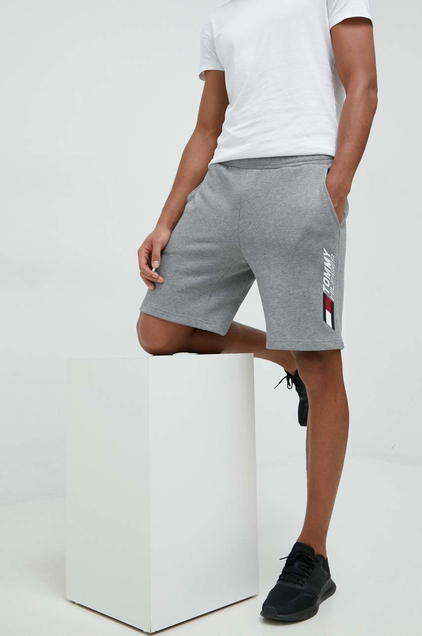 

Памучен къс панталон Tommy Hilfiger в сиво, Сив