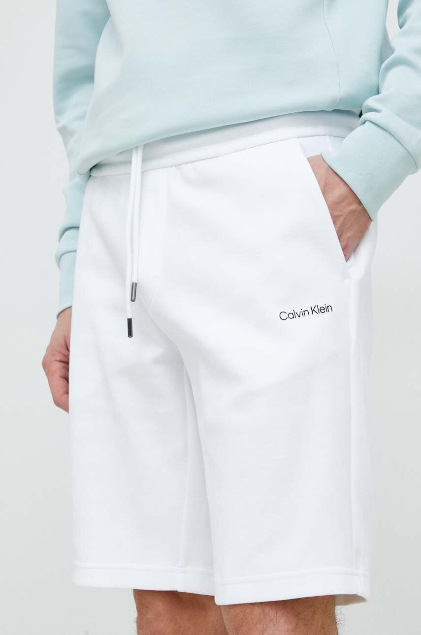 Levně Kraťasy Calvin Klein pánské, bílá barva, K10K111208