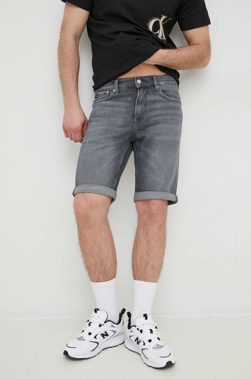 

Къс панталон Calvin Klein Jeans в сиво, Сив