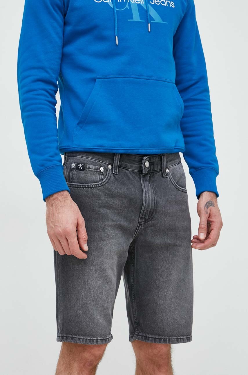 

Дънкови къси панталони Calvin Klein Jeans в сиво, Сив