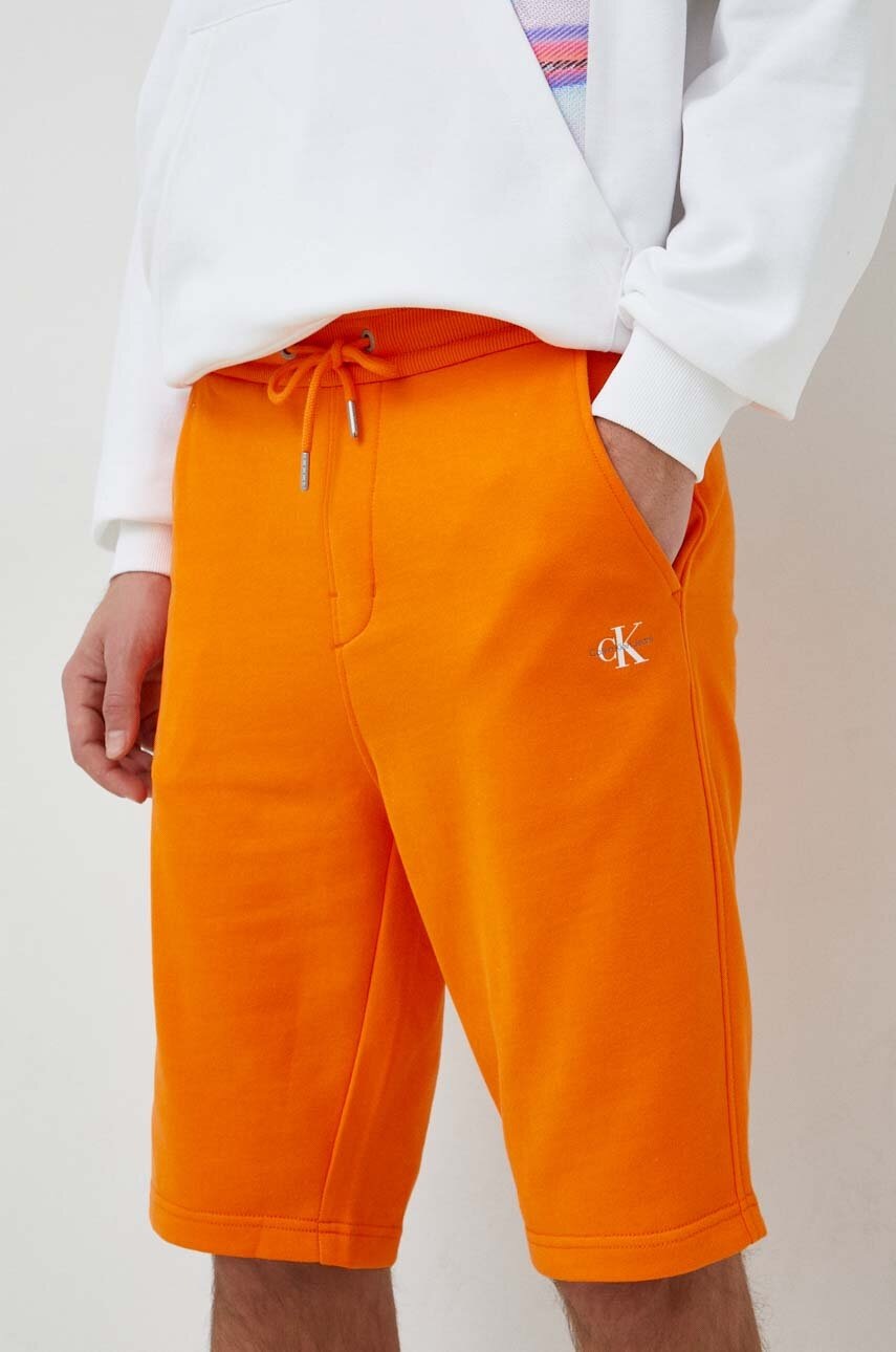 

Памучен къс панталон Calvin Klein Jeans в оранжево, Оранжев