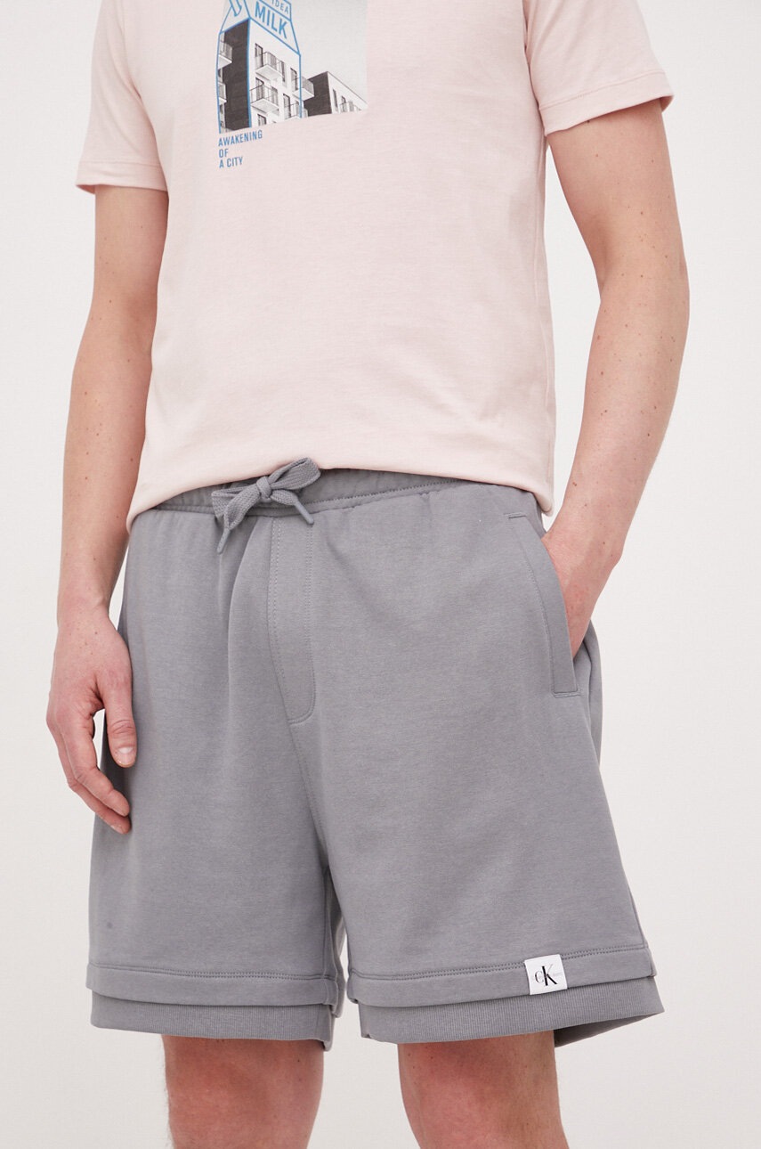 

Къс панталон Calvin Klein Jeans в сиво, Сив